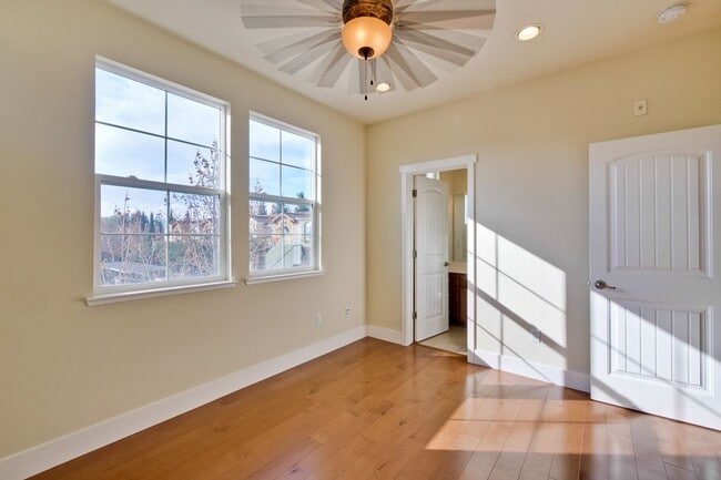 Building Photo - Amazing 3 Bed, 3 Bath Home in Sunnyvale near Seven Seas Park