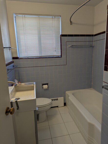 Building Photo - 1394 S Corona St