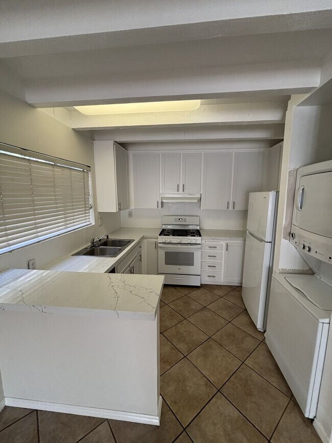 Building Photo - MOVE IN READY Updated La Habra condo