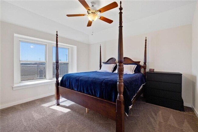 Building Photo - Warm & Inviting 3BR / 2BA Home with Large Backyard