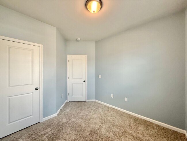 Building Photo - **OFFERING REFUNDABLE APPLICATION FEES & $100 MOVE IN PROMOTION** Modern 3BD, 2.5BA Clayton Townh...