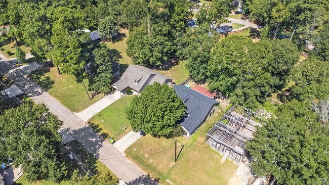 Building Photo - Live just steps from Lake Conroe in this beautifully maintained 3-bedroom, 2-bath home located in...