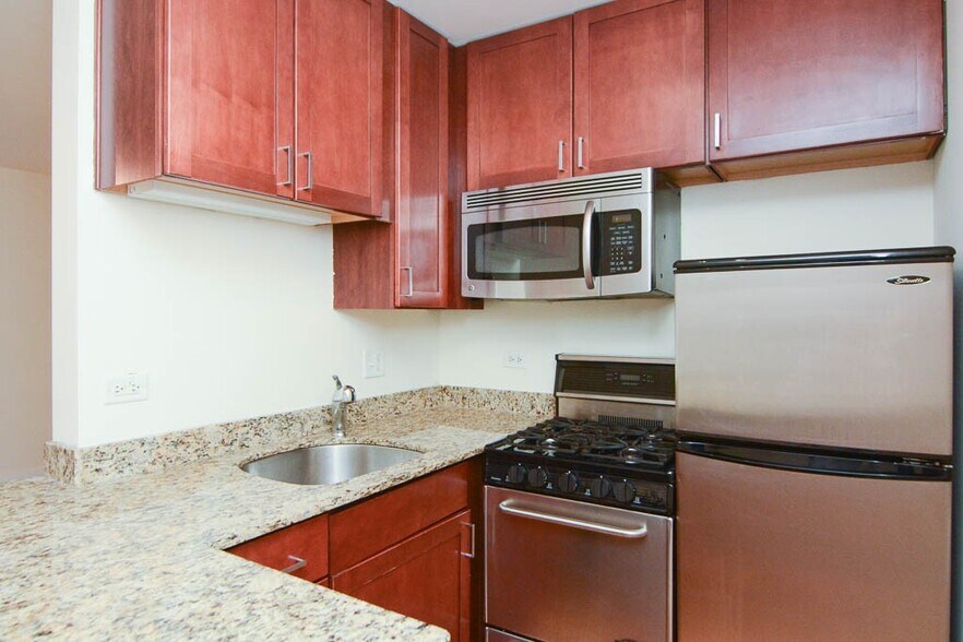 Building Photo - 630 W Wrightwood Ave