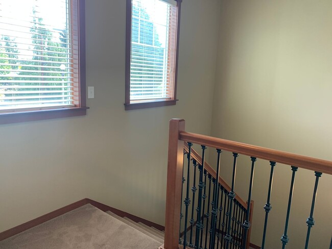 Building Photo - 4 Bedroom 2.5 Bath Peabody Townhome in the...