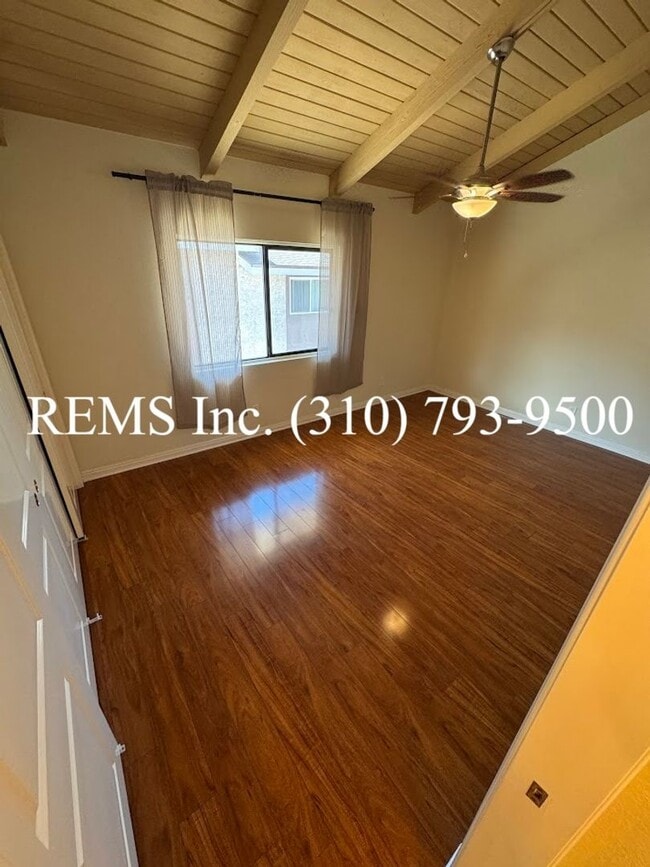 Building Photo - Refurbished Townhome with Laundry Hookups ...