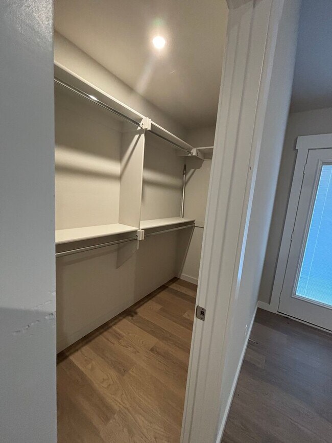 Building Photo - Beautiful New Duplex!