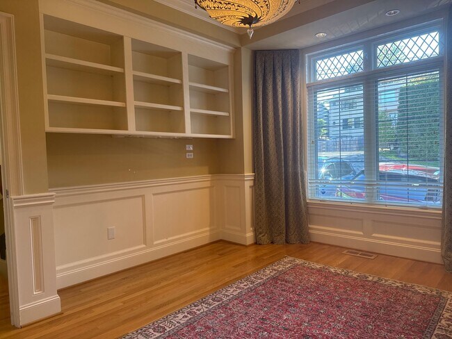 Building Photo - Dec Special Promotion!  Exceptional 3 bed, 3 bath in Houghton Kirkland.  Move in Ready.