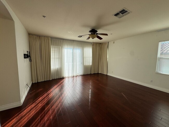 Building Photo - 5 Bedroom Luxury home