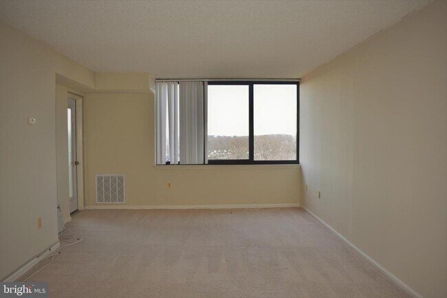 Building Photo - 10101 Grosvenor Pl