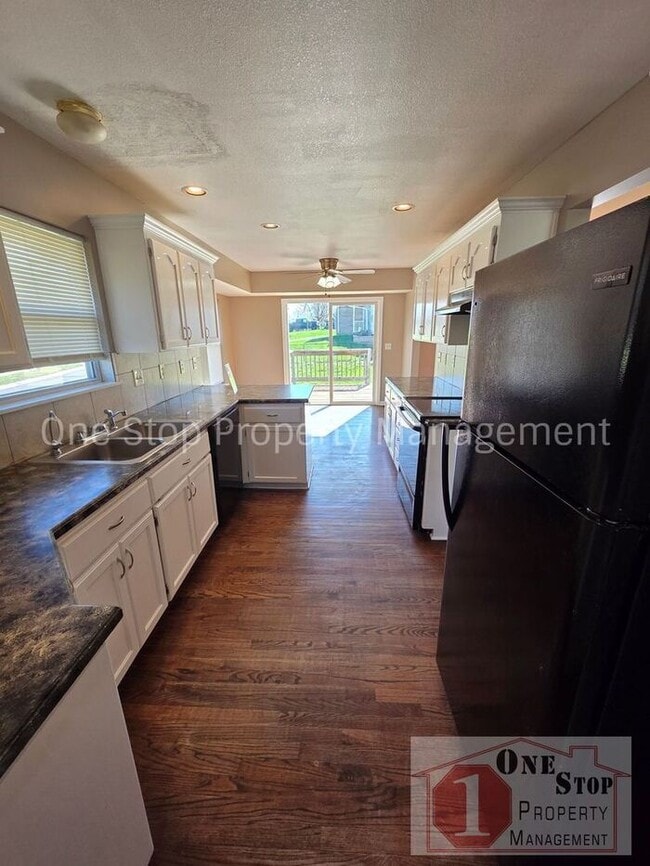 Building Photo - Spacious 3 bedroom/ 2.5 bath with a finished basement!!