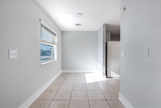 Building Photo - 801 NE 3rd St