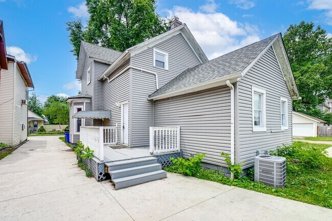 Building Photo - 1212 Rowley Ave
