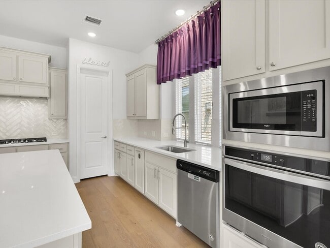 Building Photo - 439 Montrose Dr