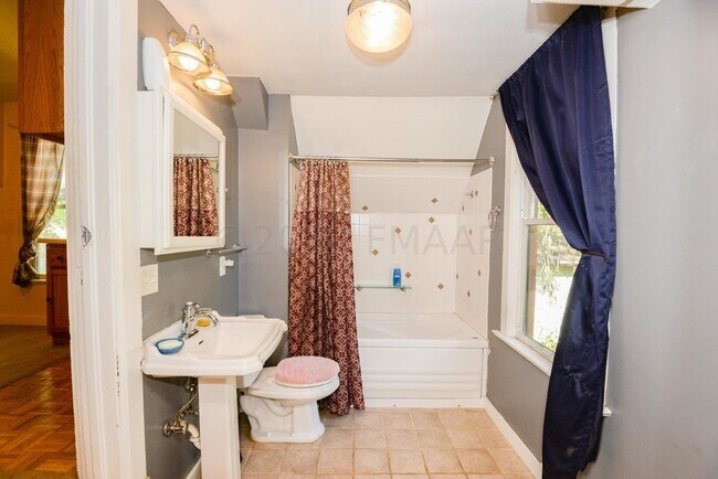 Building Photo - APPLICATION PENDING -- Gorgeous and spacio...