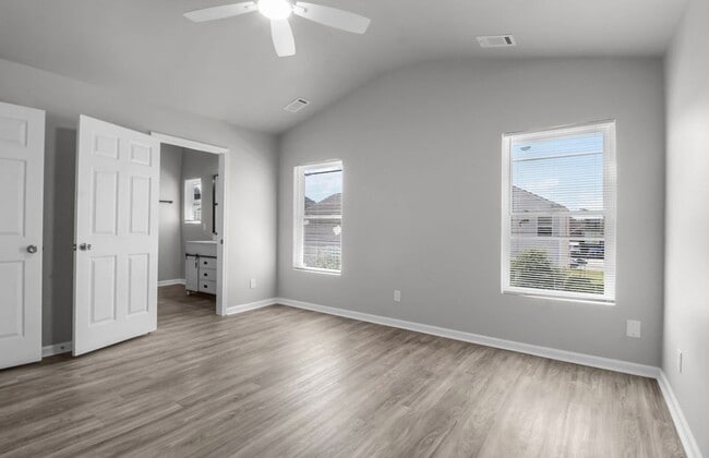 Building Photo - FOR RENT