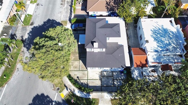 Building Photo - 927 SW 18th Ave