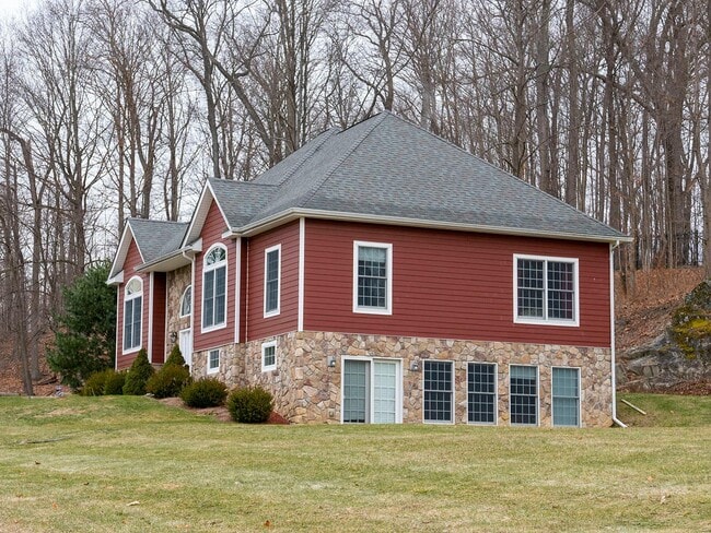 Building Photo - 35 Huyler Dr