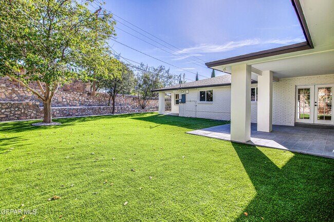 Building Photo - 1210 La Cruz Dr