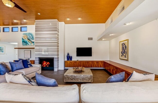 Building Photo - 8101 E Del Timbre Dr