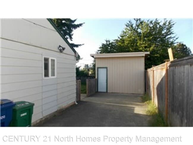 Building Photo - 2 br, 1 bath House - 3310 NE 6th St