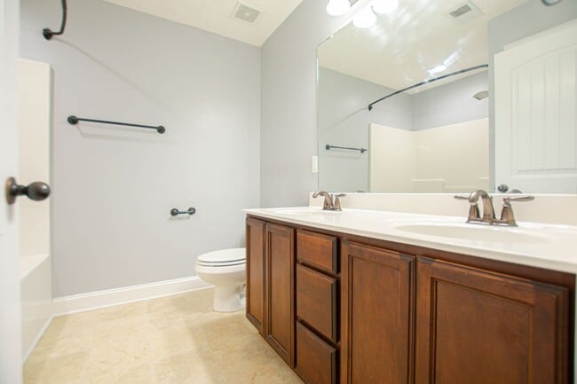 Building Photo - Pet Friendly Three Bedroom!