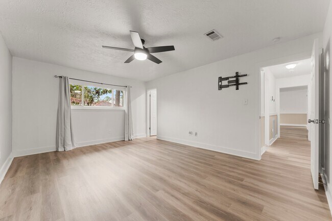 Building Photo - 5542 Ashgate Dr