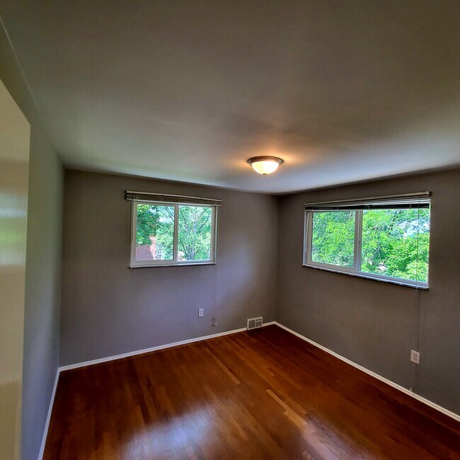 Building Photo - 549 Cumberland Rd