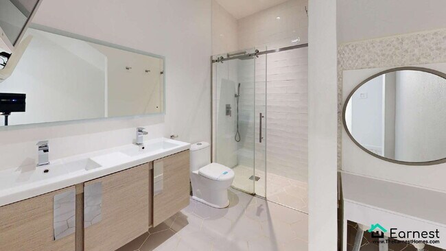Building Photo - Spacious 2-Bedroom Upper-Level Condo in Pr...
