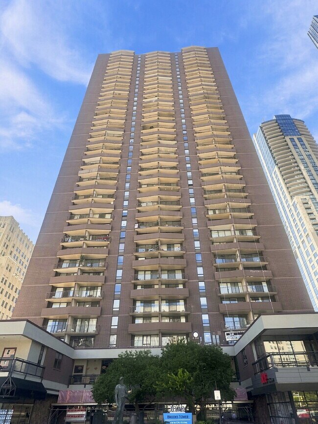 Building Photo - $1,395.95 - 1 Bed, 1 Bath Condo in Downtown Denver with Central AC, and Building amenities.