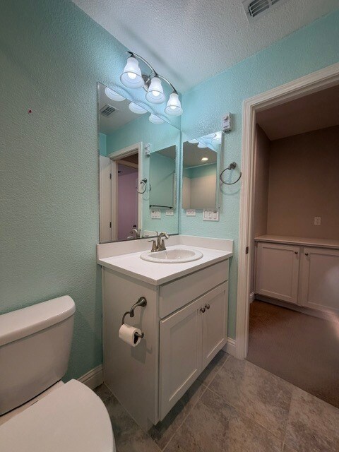 Building Photo - Gorgeous 3 Bedroom 3 Bathroom Plus Loft Area Home