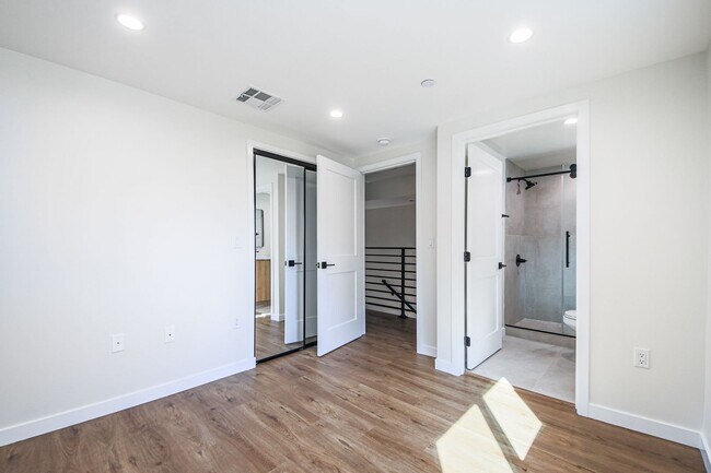 Building Photo - Ultra-Luxury Brand New 2 bed/2.5 bath and ...