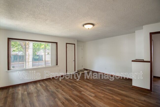 Building Photo - 920 13th St NE