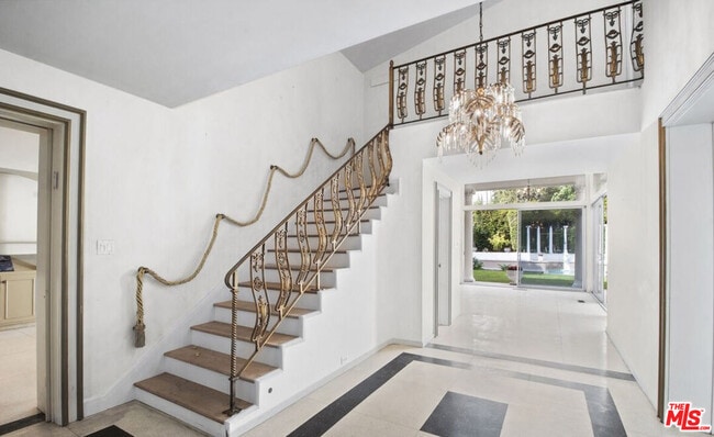 Building Photo - 713 Elm Dr