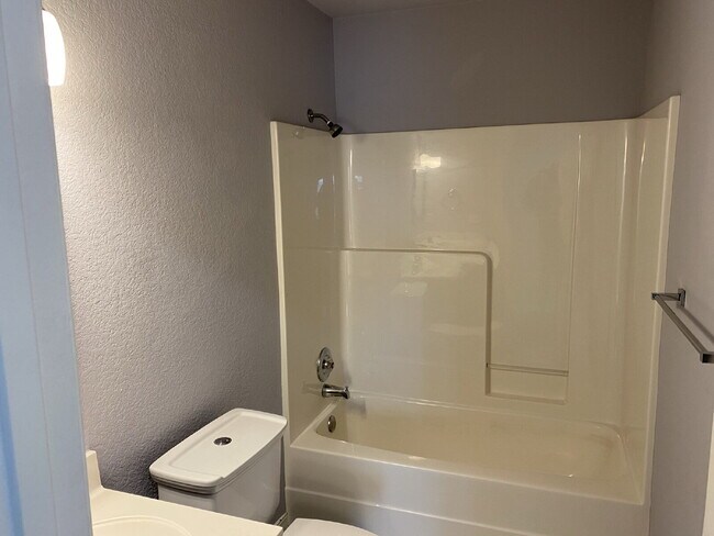 Building Photo - 572 Branchwood Ave