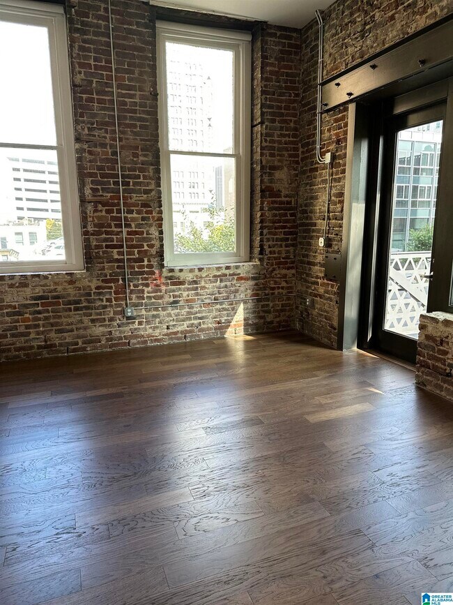 Building Photo - 2015 1st Ave N