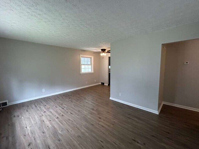 Building Photo - 26901 Farringdon Ave
