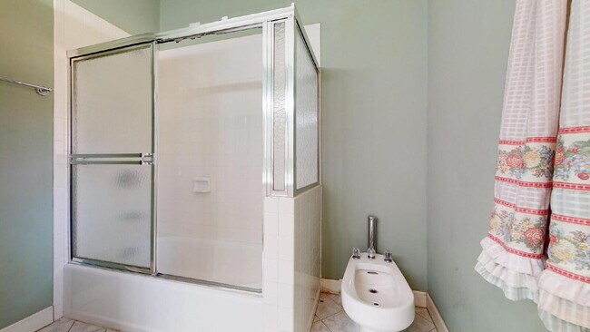 Building Photo - The Mylandia | Beautiful and spacious University City – Charlotte house with a backyard, offering...