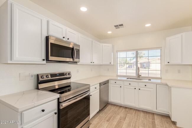 Building Photo - 929 E Saragosa St