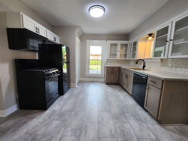 Building Photo - Spacious 5-Bedroom, 2-Bathroom Home AVAILA...