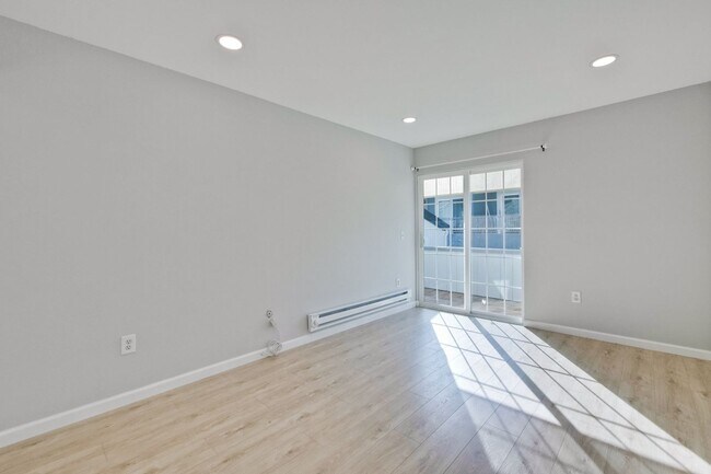 Building Photo - Remodeled 2 Bed 2 Bath Modern Condo with Bonus Loft Area