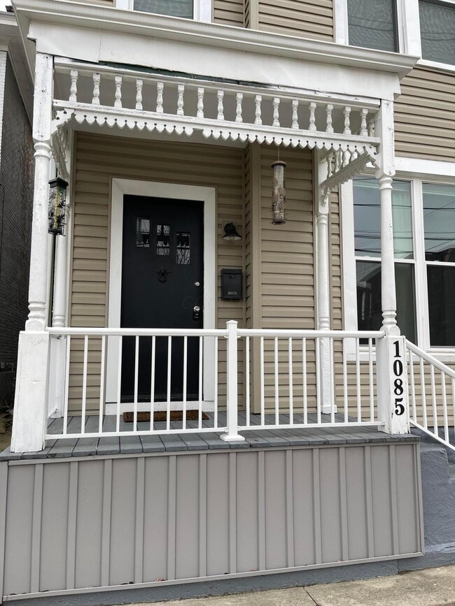 Primary Photo - 1085 E Long St