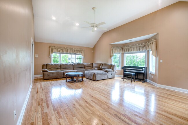 Building Photo - 9 Mayflower Ln