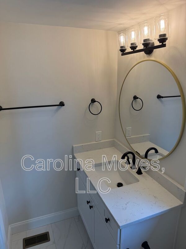 Building Photo - 50 Hutchins St