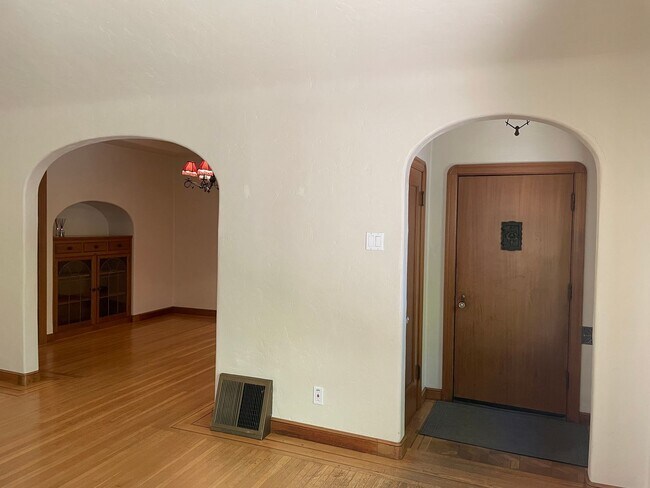 Building Photo - 6 Month Lease on a Two-Bedroom 1 Bathroom East Sacramento Home