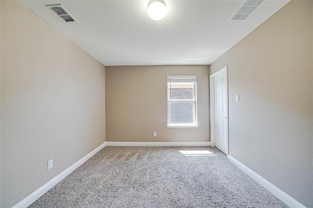 Building Photo - 410 Club House Dr