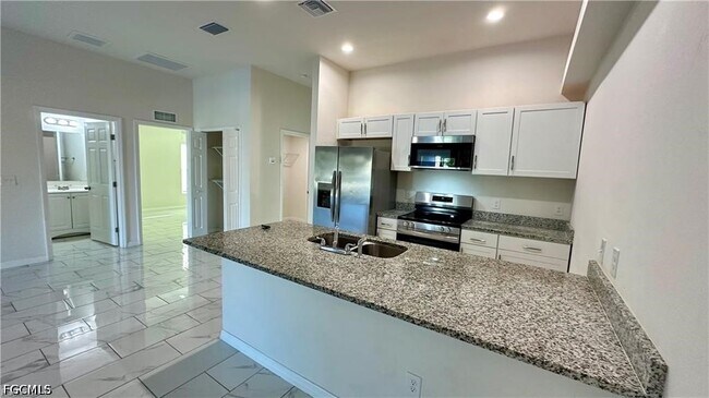 Building Photo - 3301 SW 15th Pl