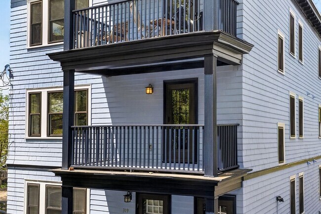 Building Photo - 319 Forest Hills St