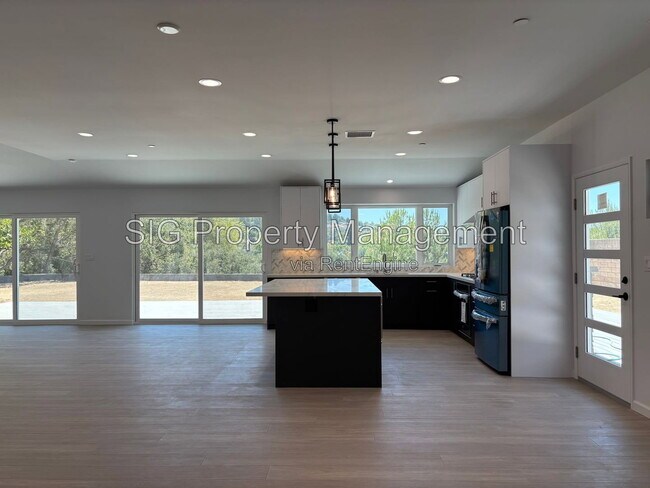 Building Photo - 2230 Sherwood Pl