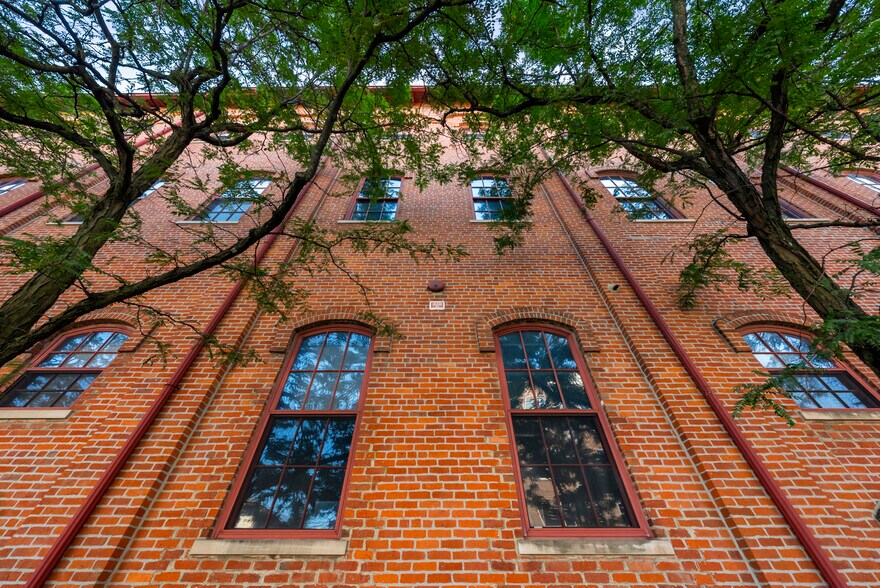 Building Photo - 544 S Front St