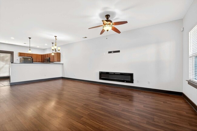 Building Photo - Great Location!